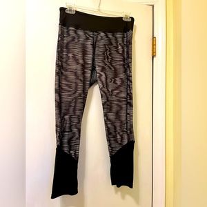 Kyodan Black White Gray Cropped Leggings Capris w/ pocket. size Small